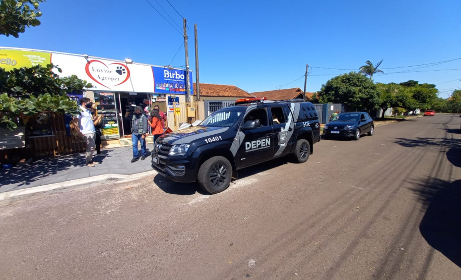 Em Cascavel, agentes do SOE homenageiam criança protetora dos animais e são homenageados pelo garoto