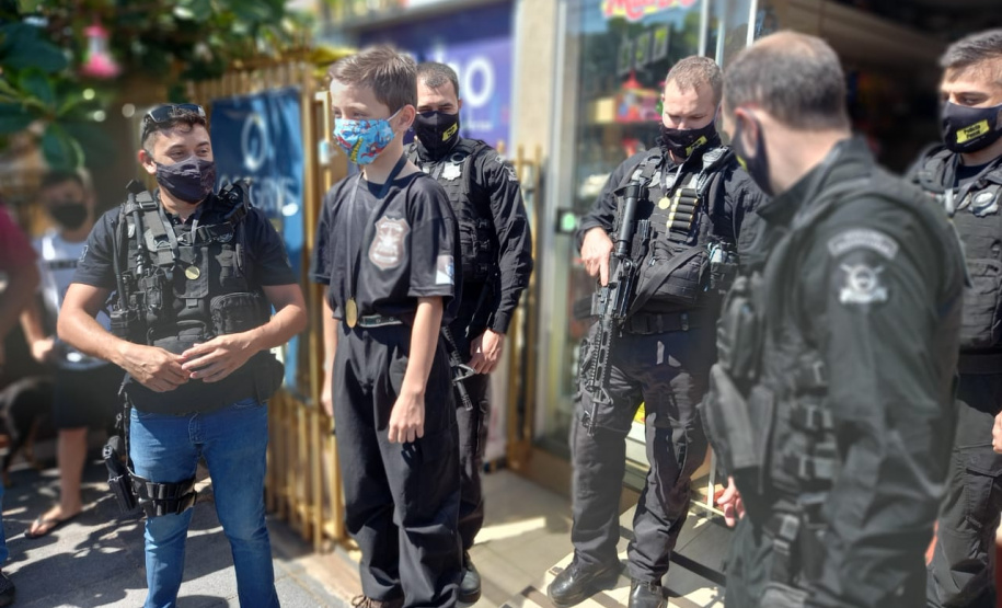 Em Cascavel, agentes do SOE homenageiam criança protetora dos animais e são homenageados pelo garoto