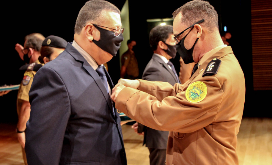 Batalhão da PM em Curitiba comemora oito anos de criação com entrega de medalhas e troca de Comando