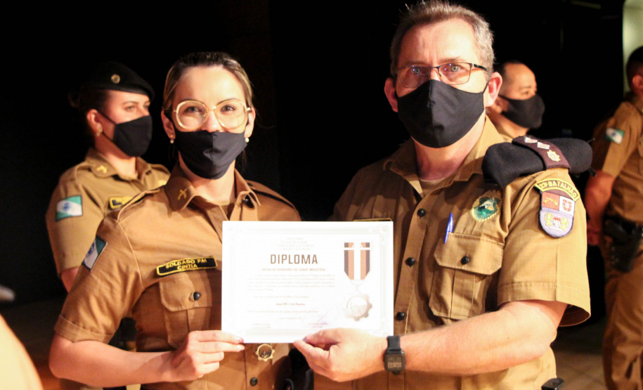 Batalhão da PM em Curitiba comemora oito anos de criação com entrega de medalhas e troca de Comando