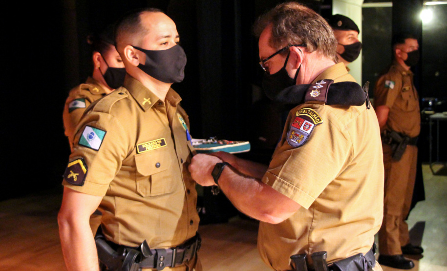 Batalhão da PM em Curitiba comemora oito anos de criação com entrega de medalhas e troca de Comando