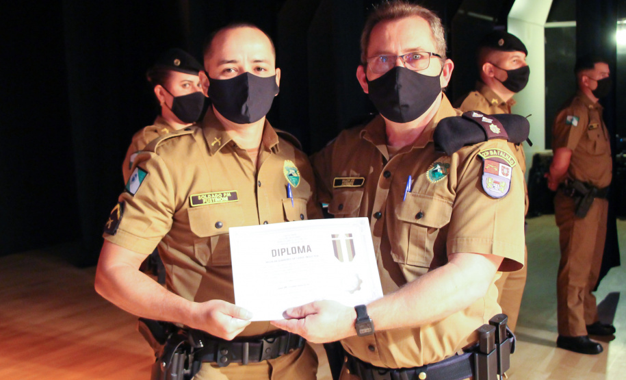 Batalhão da PM em Curitiba comemora oito anos de criação com entrega de medalhas e troca de Comando