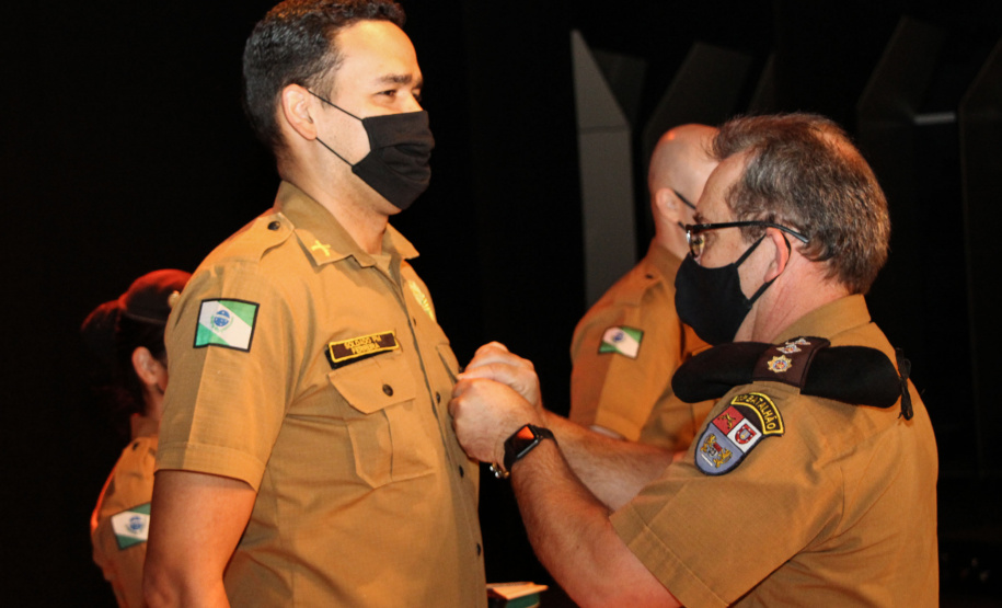 Batalhão da PM em Curitiba comemora oito anos de criação com entrega de medalhas e troca de Comando