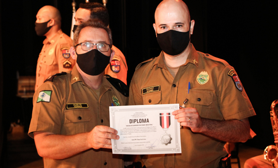 Batalhão da PM em Curitiba comemora oito anos de criação com entrega de medalhas e troca de Comando
