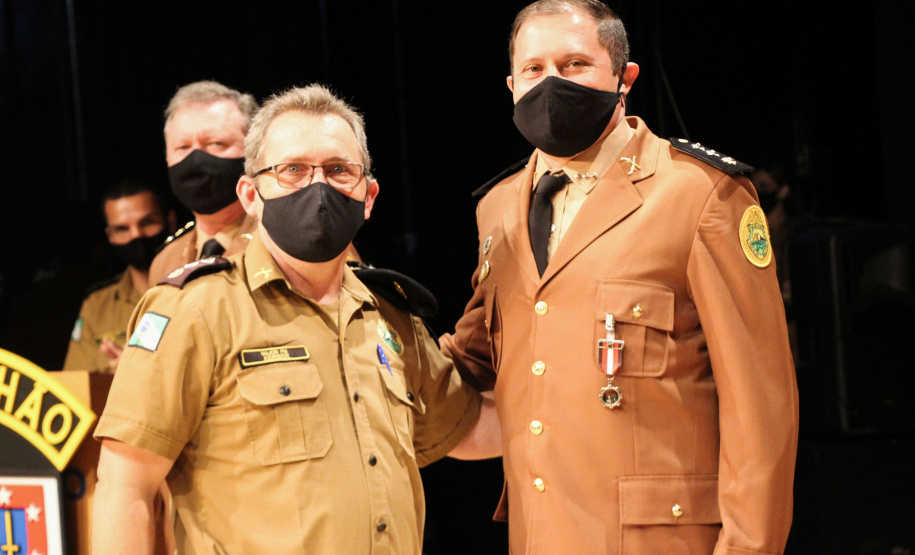 Batalhão da PM em Curitiba comemora oito anos de criação com entrega de medalhas e troca de Comando