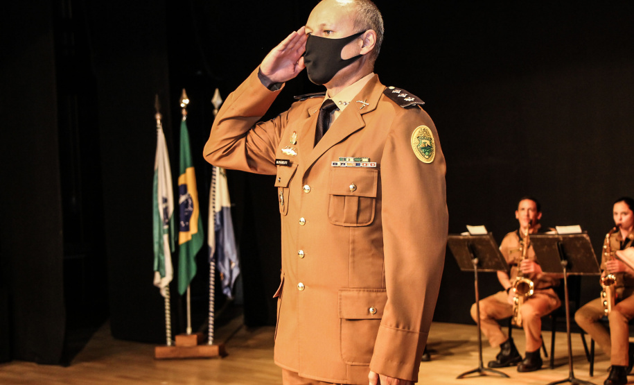 Batalhão da PM em Curitiba comemora oito anos de criação com entrega de medalhas e troca de Comando