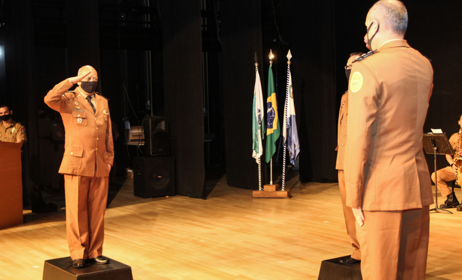 Batalhão da PM em Curitiba comemora oito anos de criação com entrega de medalhas e troca de Comando