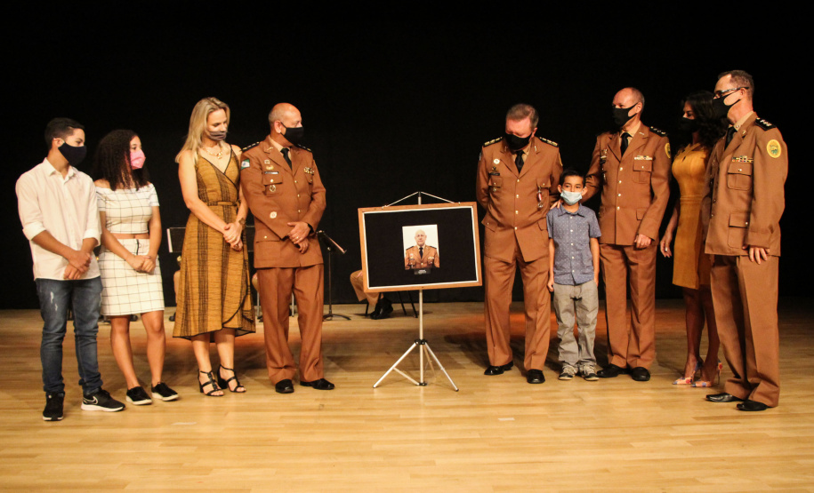 Batalhão da PM em Curitiba comemora oito anos de criação com entrega de medalhas e troca de Comando