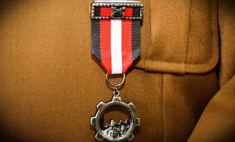 Batalhão da PM em Curitiba comemora oito anos de criação com entrega de medalhas e troca de Comando