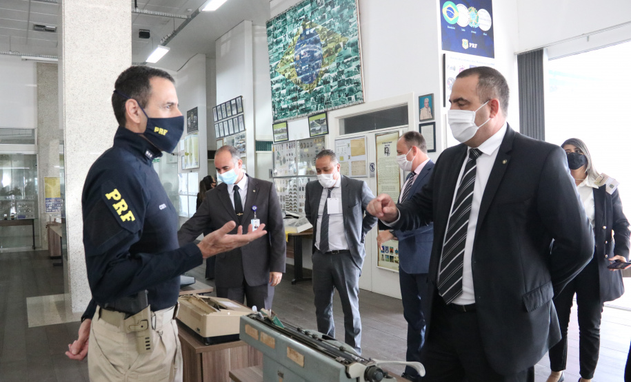 Comitiva da Senasp e secretário da Segurança do PR visitam sede da PRF em Curitiba