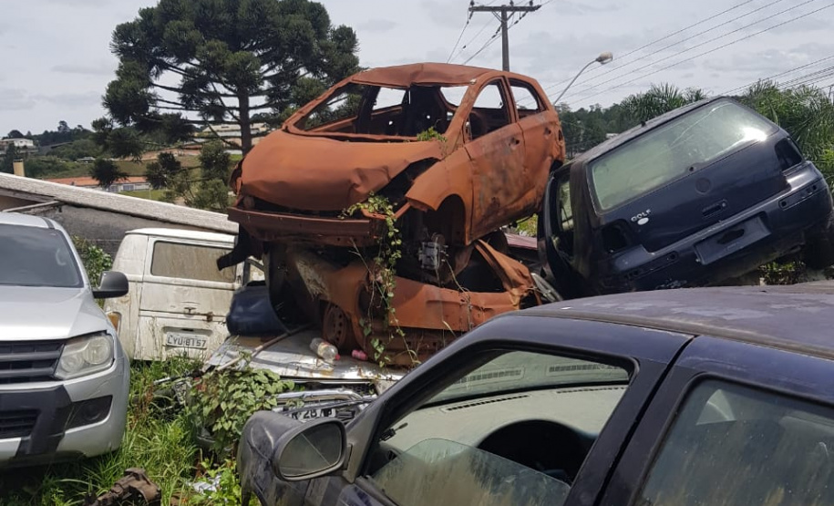 Segurança Pública e Polícia Civil removem 79 veículos que estavam parados na Delegacia de Campina Grande do Sul