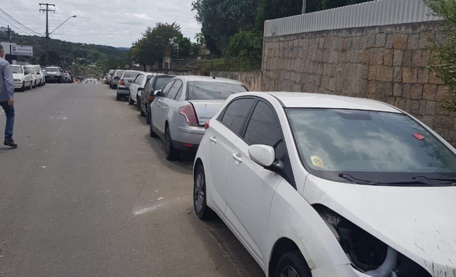 Segurança Pública e Polícia Civil removem 79 veículos que estavam parados na Delegacia de Campina Grande do Sul