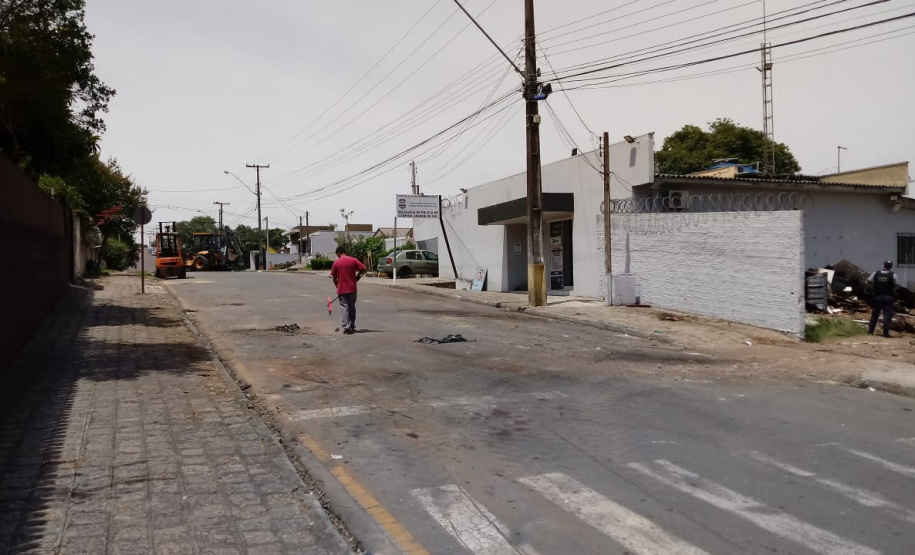 Segurança Pública e Polícia Civil removem 79 veículos que estavam parados na Delegacia de Campina Grande do Sul