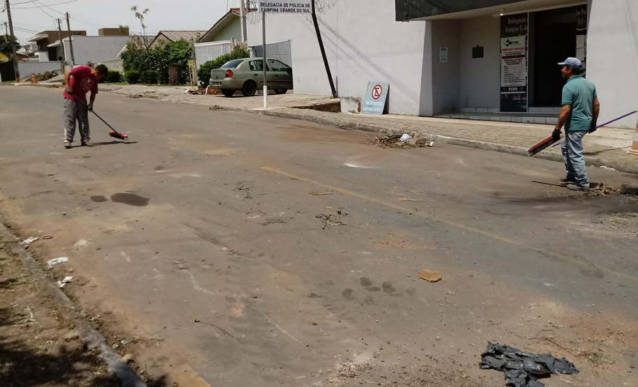 Segurança Pública e Polícia Civil removem 79 veículos que estavam parados na Delegacia de Campina Grande do Sul