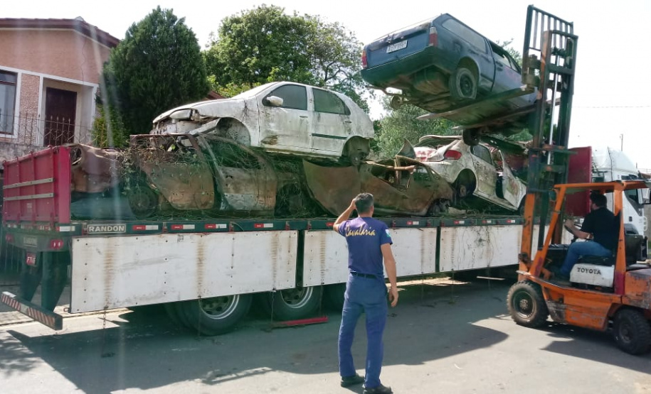 Segurança Pública e Polícia Civil removem 79 veículos que estavam parados na Delegacia de Campina Grande do Sul