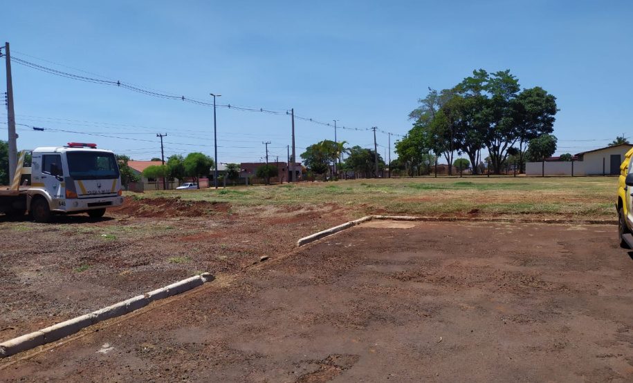 PÁTIO LIMPO - Segurança Pública e Polícia Militar limpam pátio de veículos de quartel, em Assis Chateaubriand