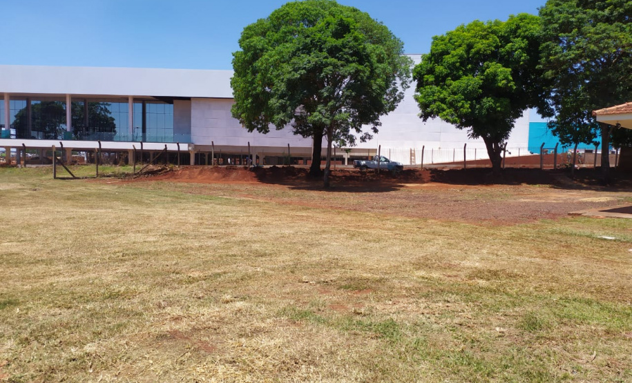 PÁTIO LIMPO - Segurança Pública e Polícia Militar limpam pátio de veículos de quartel, em Assis Chateaubriand