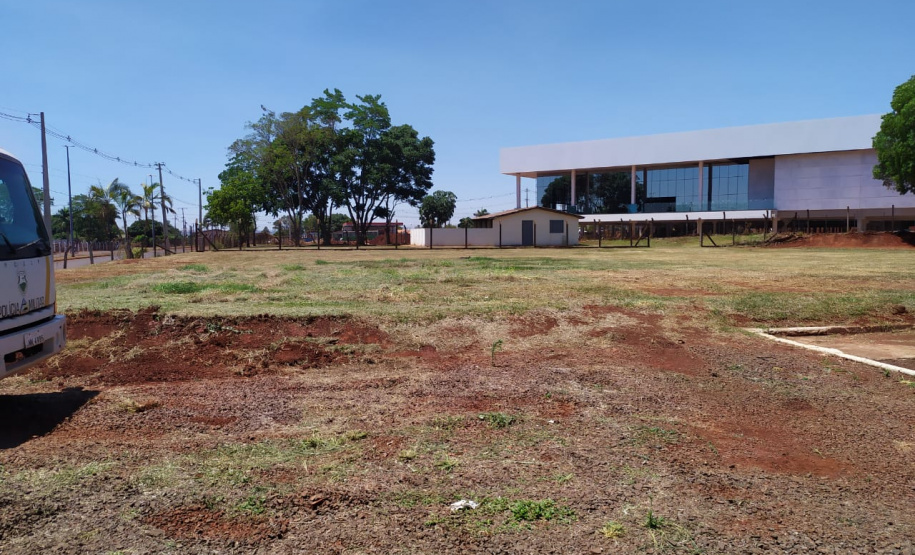 PÁTIO LIMPO - Segurança Pública e Polícia Militar limpam pátio de veículos de quartel, em Assis Chateaubriand