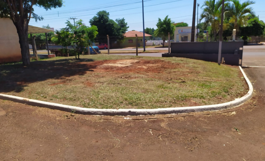 PÁTIO LIMPO - Segurança Pública e Polícia Militar limpam pátio de veículos de quartel, em Assis Chateaubriand