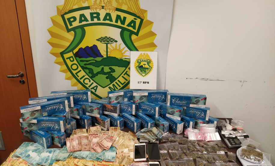 Ponto de tráfico disfarçado de tabacaria é alvo da PM e dono é preso com R$ 10 mil, maconha e cocaína na RMC