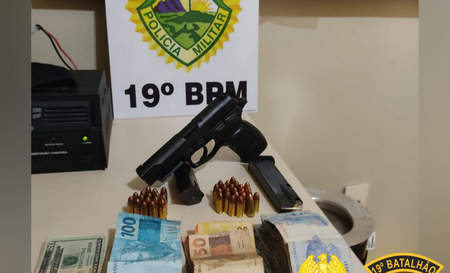 Armas, cigarros e pneus são apreendidos pela PM; carro furtado é recuperado no Oeste do estado