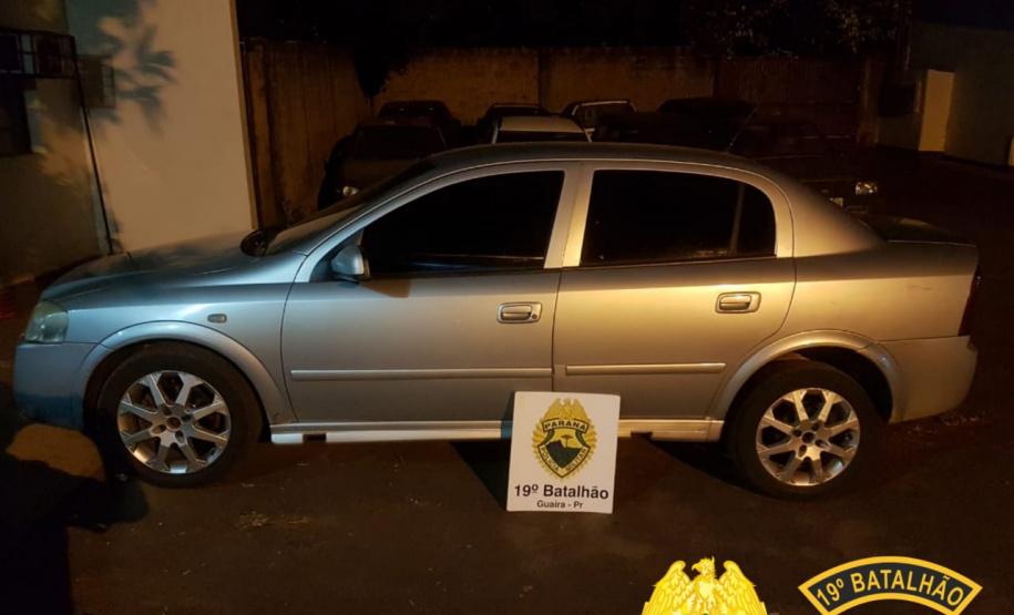 Armas, cigarros e pneus são apreendidos pela PM; carro furtado é recuperado no Oeste do estado