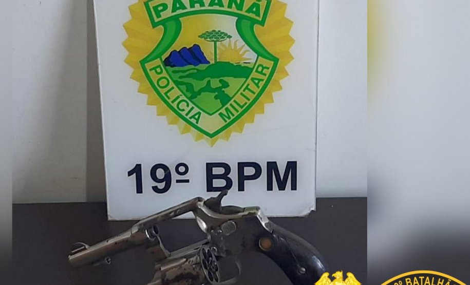 Armas, cigarros e pneus são apreendidos pela PM; carro furtado é recuperado no Oeste do estado