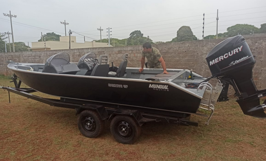 Durante cumprimento de mandado judicial em Icaraí, Polícia Ambiental apreende barcos utilizados no crime organizado