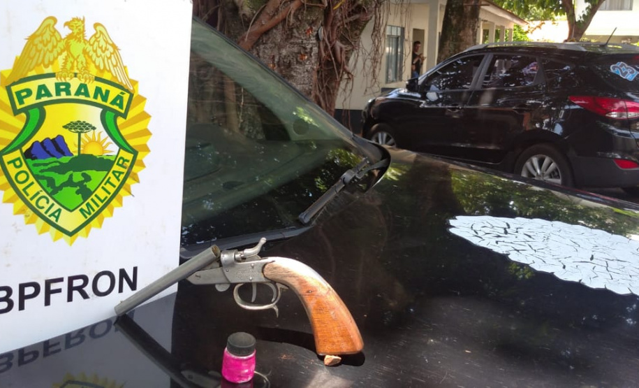 Abordagem a veículo em Santa Helena pelo BPFron termina com apreensão de cocaína e garrucha