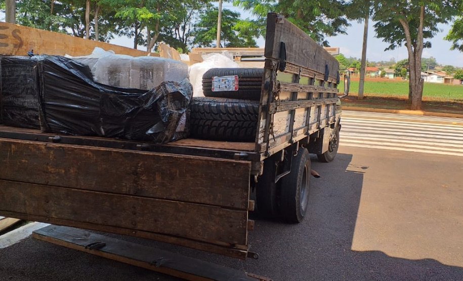 Em situações distintas, BPRv recupera carro e apreende caminhão carregado com contrabando no oeste do Paraná