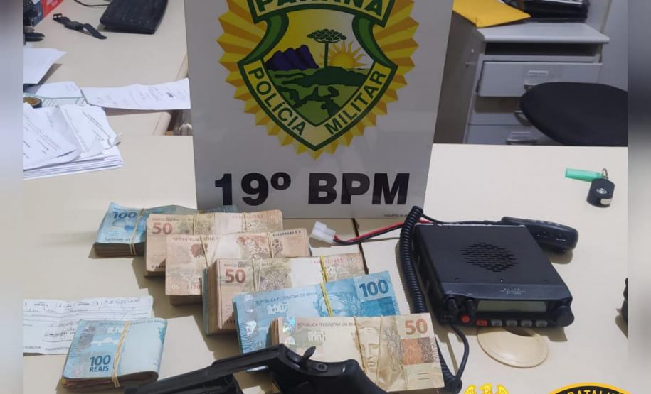 Em uma única situação, 11 pessoas são presas, R$ 55 mil em dinheiro e uma arma de fogo são apreendidos pela PM em Terra Roxa (PR)
