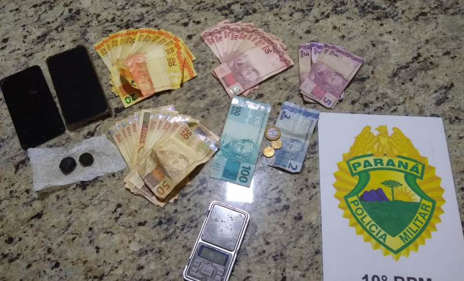 PM de Apucarana (PR) descobre paradeiro de autores de roubo à confecção e recupera 14 fardos de roupas