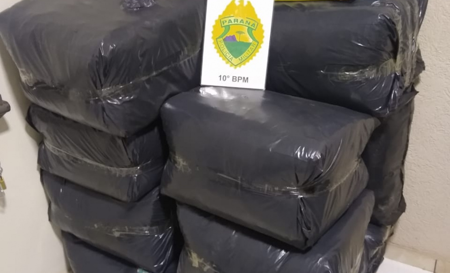 PM de Apucarana (PR) descobre paradeiro de autores de roubo à confecção e recupera 14 fardos de roupas