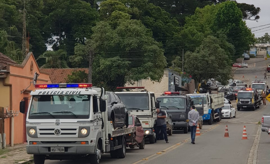 Veículos que estavam parados há anos na Delegacia de Almirante Tamandaré são removidos