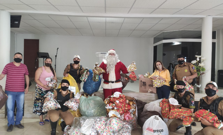 Natal Itinerante da Polícia Militar distribui mais de 4,5 mil brinquedos em bairros carentes de Curitiba