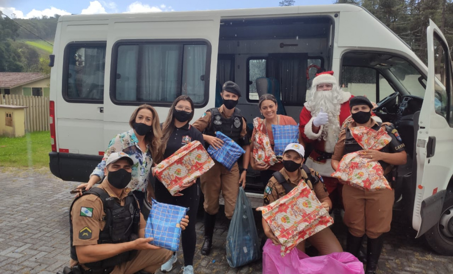 Natal Itinerante da Polícia Militar distribui mais de 4,5 mil brinquedos em bairros carentes de Curitiba