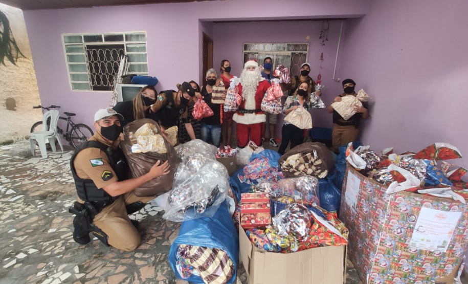 Natal Itinerante da Polícia Militar distribui mais de 4,5 mil brinquedos em bairros carentes de Curitiba