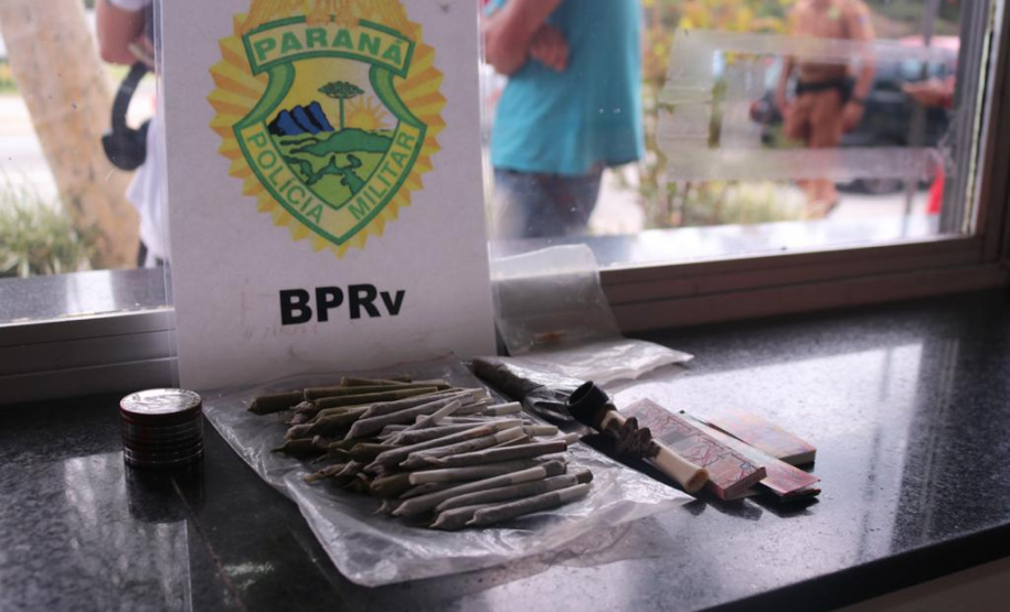 Em blitz educativa sanitária, Canil do BPRv apreende maconha em Pontal do Paraná