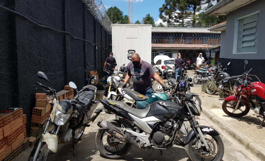 Veículos que estavam parados há anos na Delegacia de Almirante Tamandaré são removidos