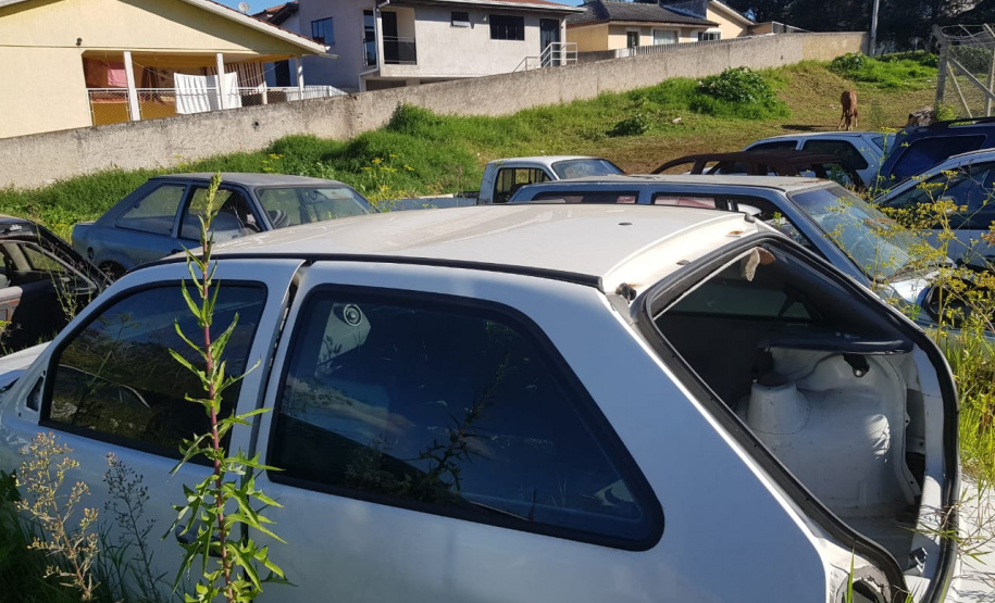 Veículos que estavam parados há anos na Delegacia de Almirante Tamandaré são removidos