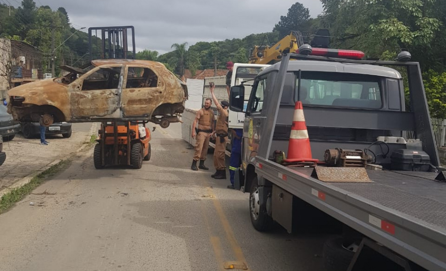 Veículos que estavam parados há anos na Delegacia de Almirante Tamandaré são removidos