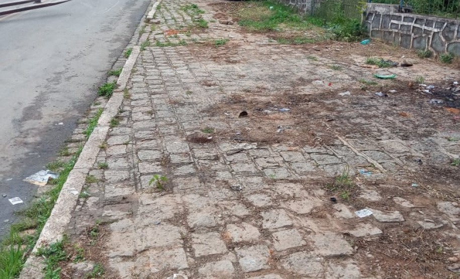 Veículos que estavam parados há anos na Delegacia de Almirante Tamandaré são removidos