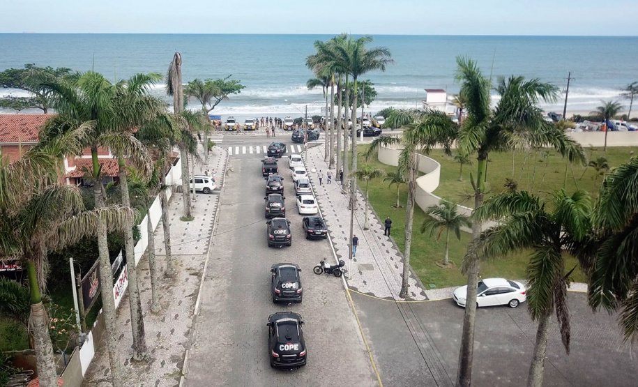 Operação policial conjunta resulta em prisões, apreensão de drogas e armas