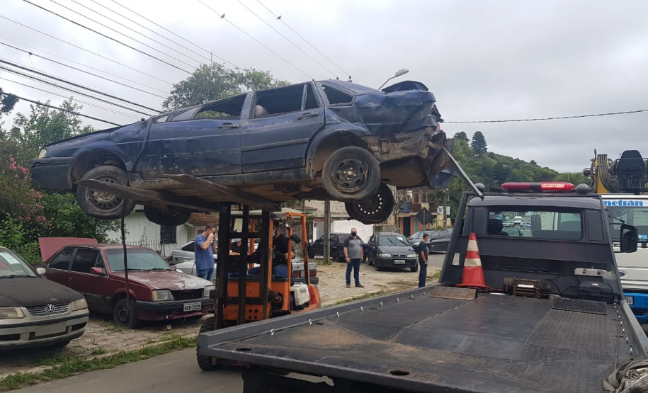 Veículos que estavam parados há anos na Delegacia de Almirante Tamandaré são removidos