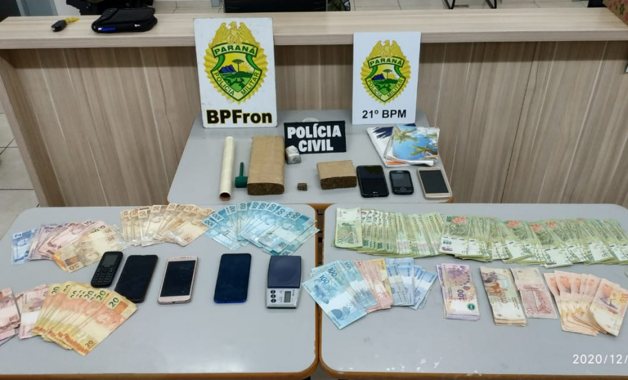 Ação conjunta das policias Militar e Civil pela Operação Sinergia resulta em dinheiro, carro e crack apreendidos em Santo Antônio do Sudoeste