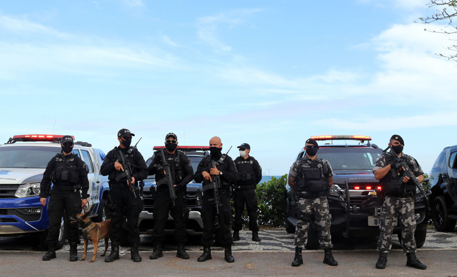 Operação policial conjunta resulta em prisões, apreensão de drogas e armas