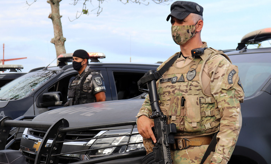 Operação policial conjunta resulta em prisões, apreensão de drogas e armas