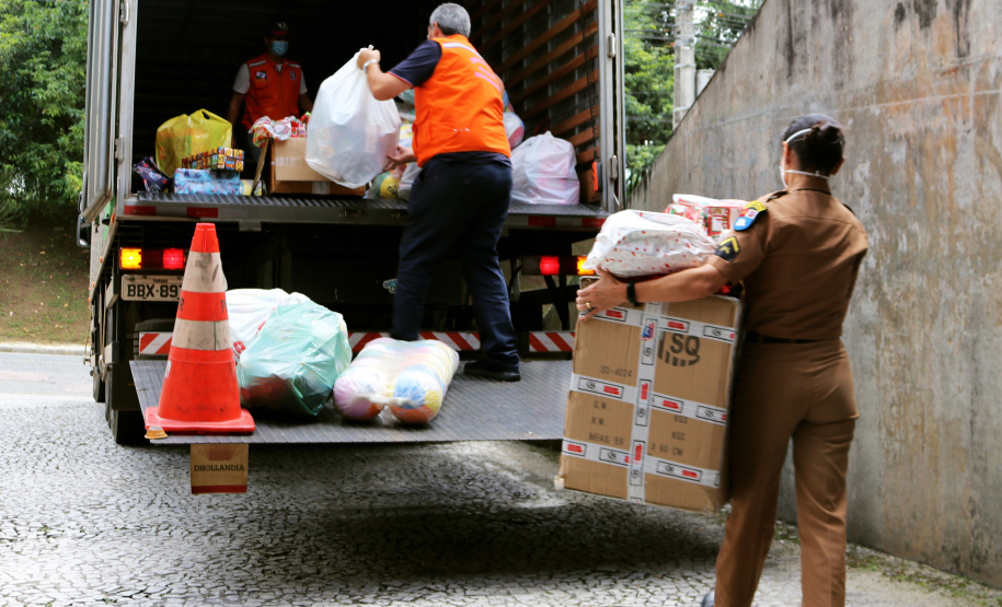Mais de 1,5 mil brinquedos arrecadados pela Segurança Pública são entregues ao projeto Natal Voluntário