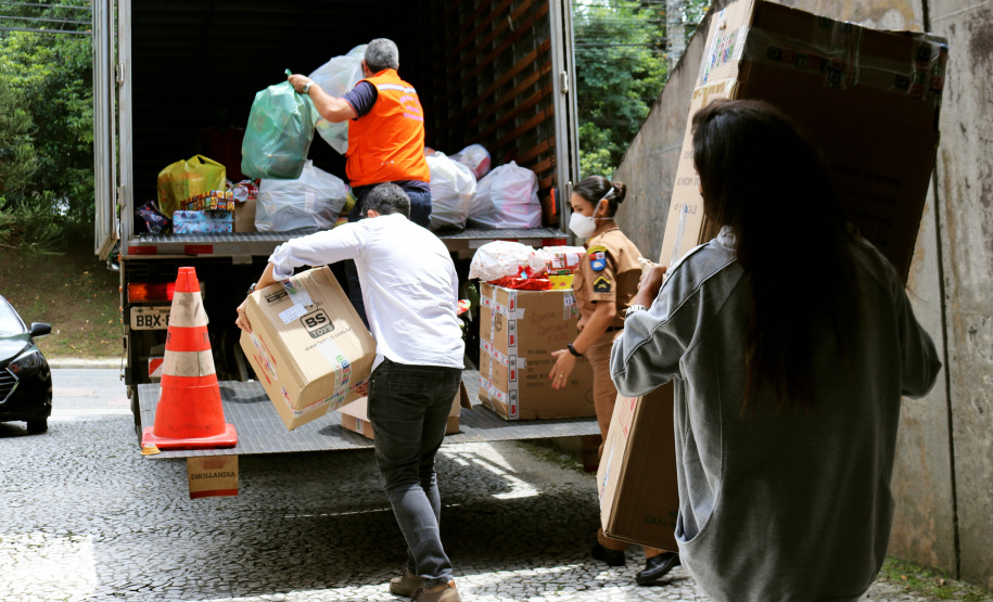 Mais de 1,5 mil brinquedos arrecadados pela Segurança Pública são entregues ao projeto Natal Voluntário