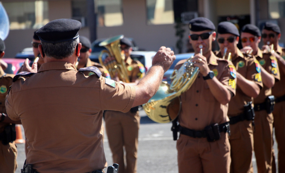 Banda de Música da PMPR faz apresentação para policiais que trabalham no administrativo no Quartel do Comando-Geral